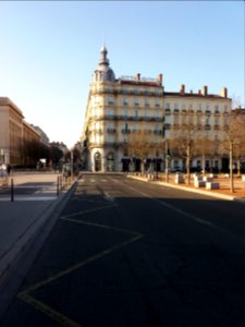 Lyon 2e - Place Bellecour - Hôtel Le Royal, et vue sur la rue de la Charité