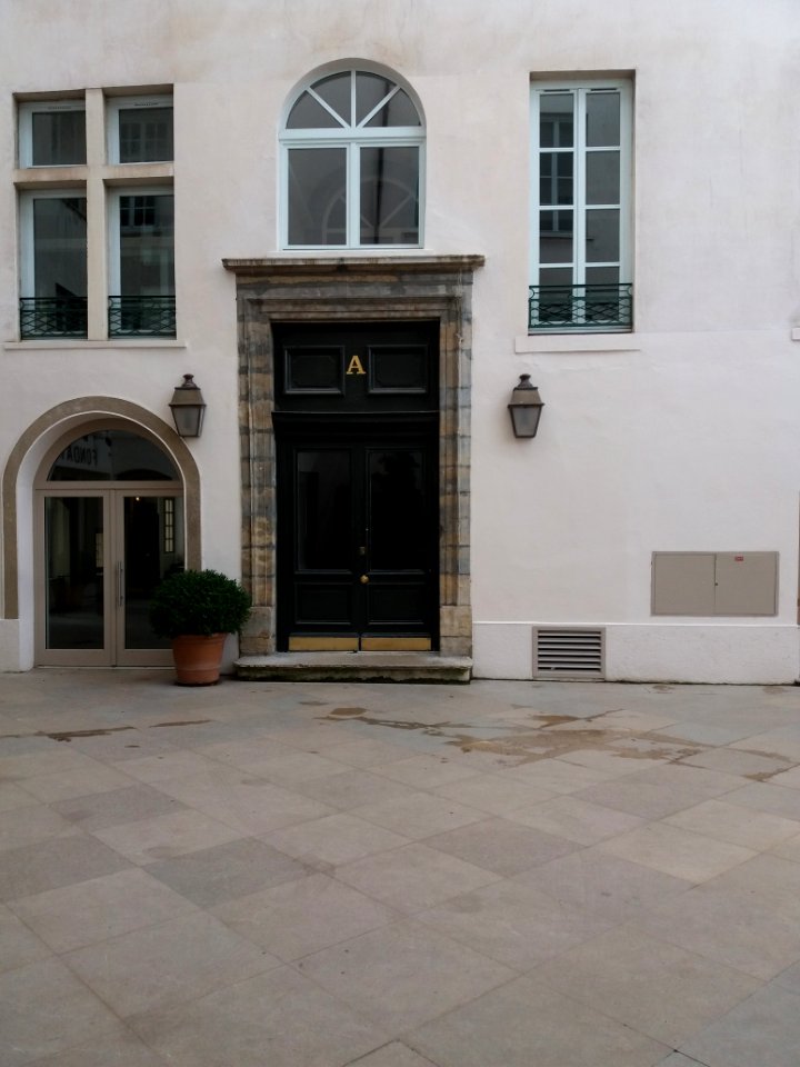 Lyon 2e - Place Bellecour - Fondation Bullukian, porte dans la cour