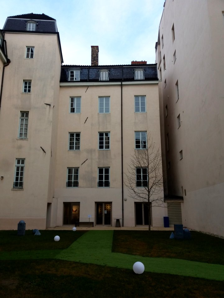 Lyon 2e - Place Bellecour - Fondation Bullukian - Jardin, bâtiment de la première salle (à l'est)