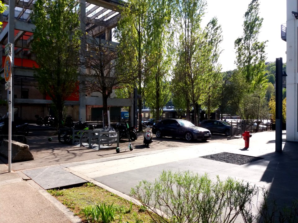 Lyon 2e - Petite place des Mariniers, depuis le quai Rambaud