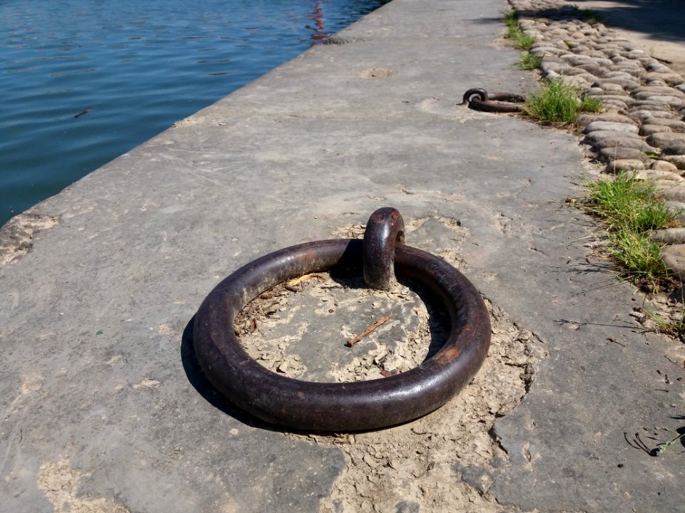 Lyon 2e - Quai des Célestins, anneaux d'amarrage au bord du quai