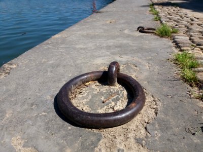 Lyon 2e - Quai des Célestins, anneaux d'amarrage au bord du quai