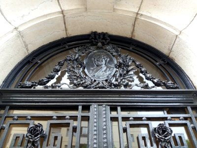 Lyon 4e - Avenue Cabias, haut de la porte au numéro 21