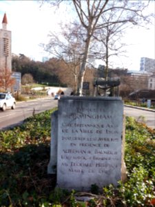 Lyon 4e - Avenue de Birmingham, pierre centrale, plaque 1955