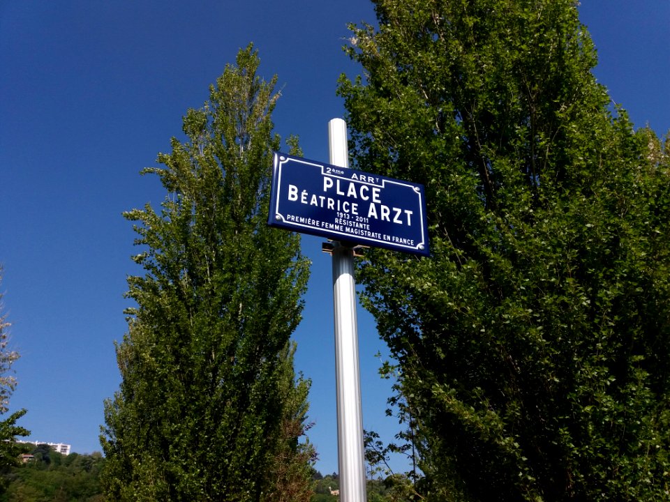 Lyon 2e - Place Béatrice Arzt, plaque