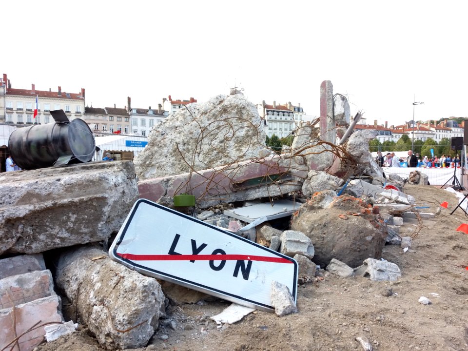 Lyon 2e - Place Bellecour, pyramide de chaussures 2019 (1)
