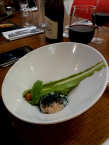 Lyon 4e - Bistrot des Voraces, œuf poché, purée d'avocats, langues d'oursin et spiruline