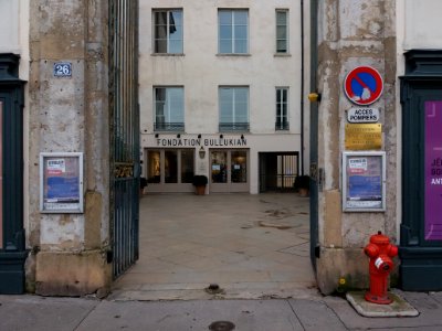 Lyon 2e - Place Bellecour - Fondation Bullukian, entrée depuis la place
