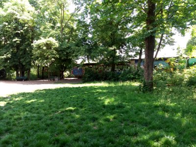 Lyon 4e - Jardin d'Ypres, bancs et mur tagué (côté cimetière)