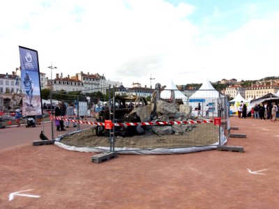 Lyon 2e - Place Bellecour, pyramide de chaussures 2019 (2)