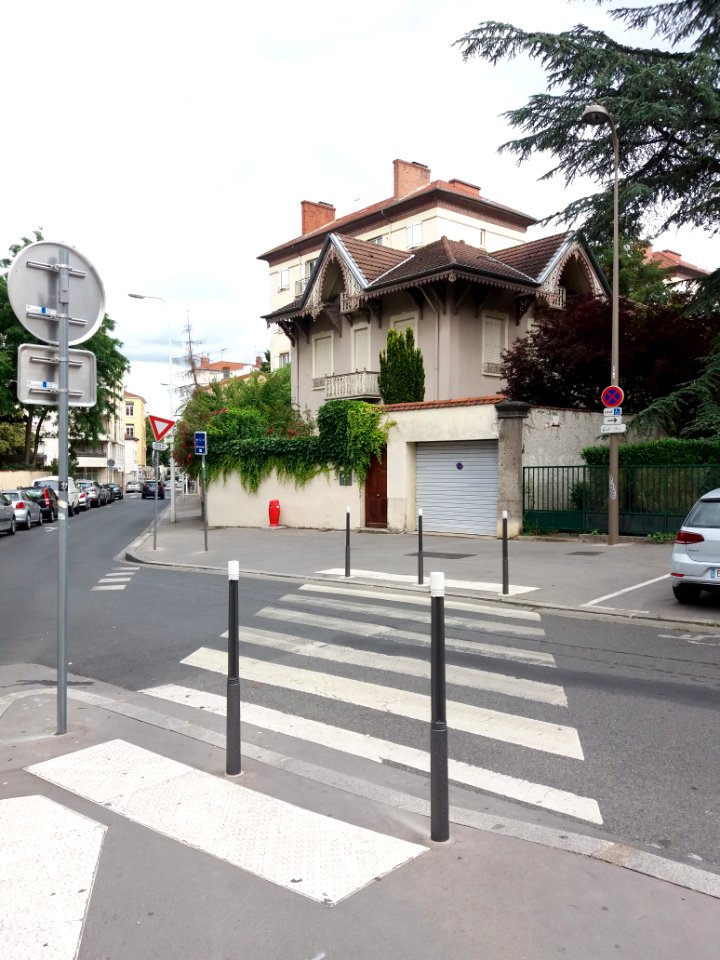 Lyon 4e - Avenue Cabias, maison à l'angle de la rue Denfert-Rochereau