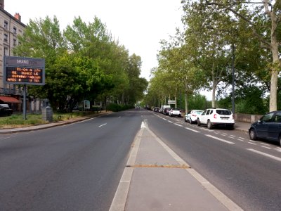 Lyon 4e - Cours d'Herbouville, depuis le pont Lattre de Tassigny