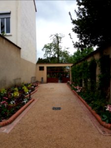 Lyon 4e - Jardin Rosa Mir, allée en sortant vers l'impasse Viard