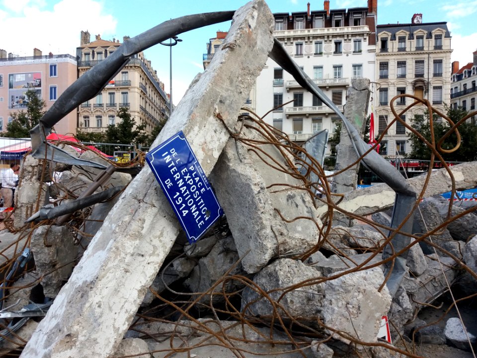 Lyon 2e - Place Bellecour, pyramide de chaussures 2019 (3)