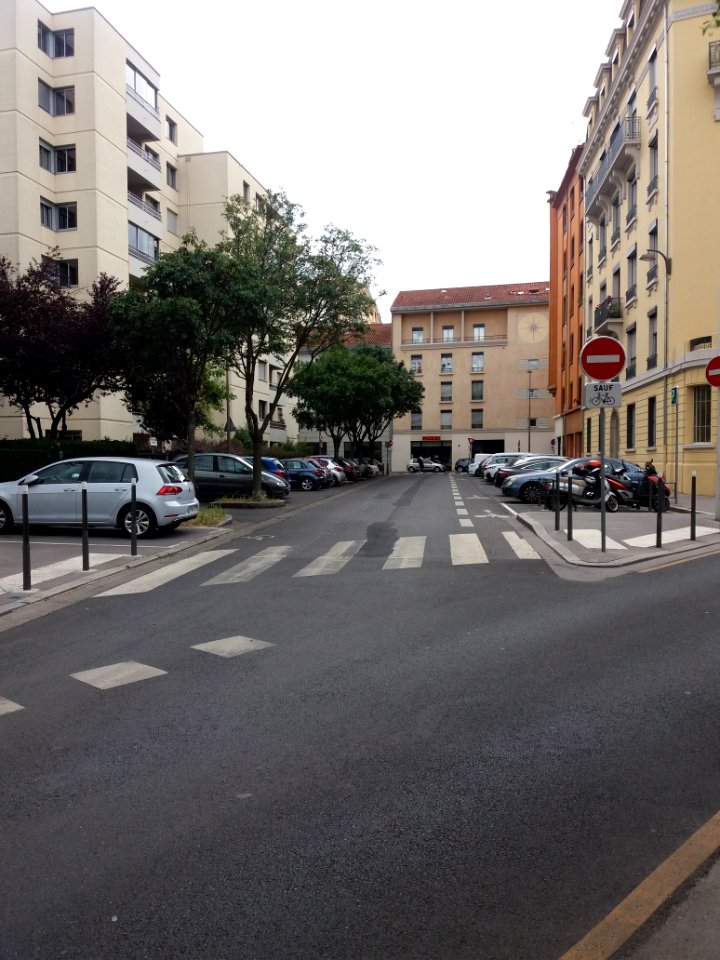 Lyon 4e - Avenue Cabias, depuis la rue Denfert-Rochereau