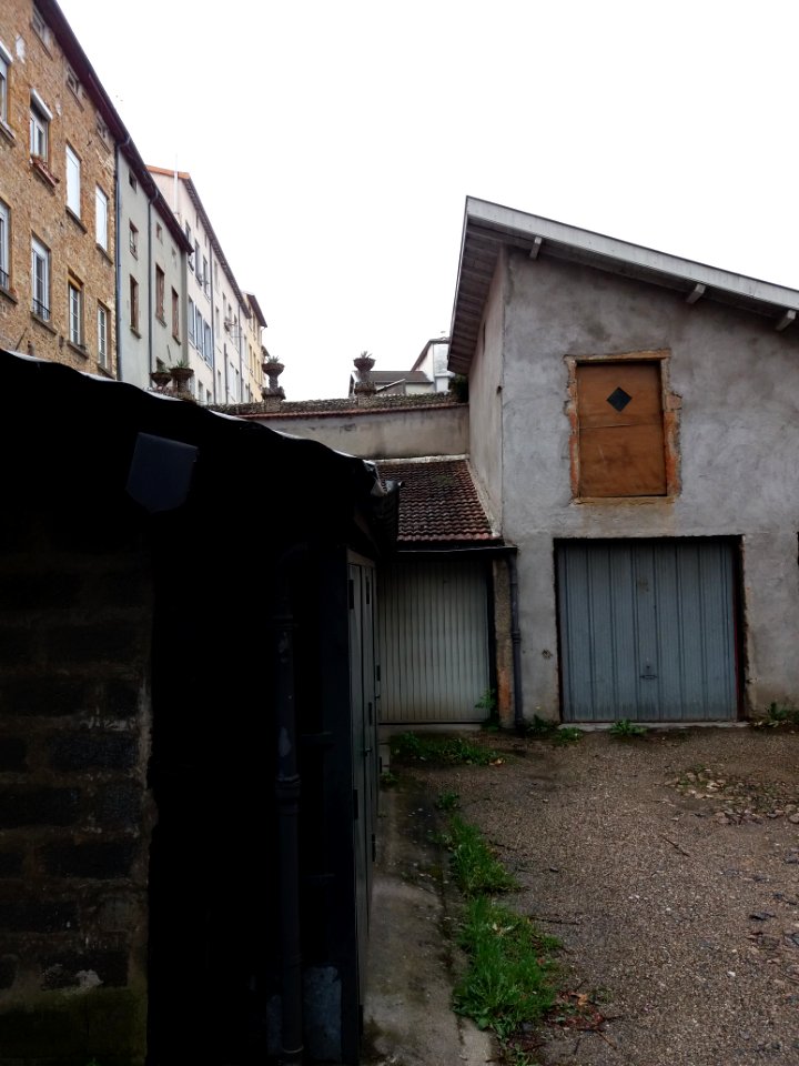 Lyon 4e - Impasse Viard, garages et vases du jardin Rosa Mir