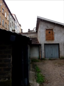 Lyon 4e - Impasse Viard, garages et vases du jardin Rosa Mir