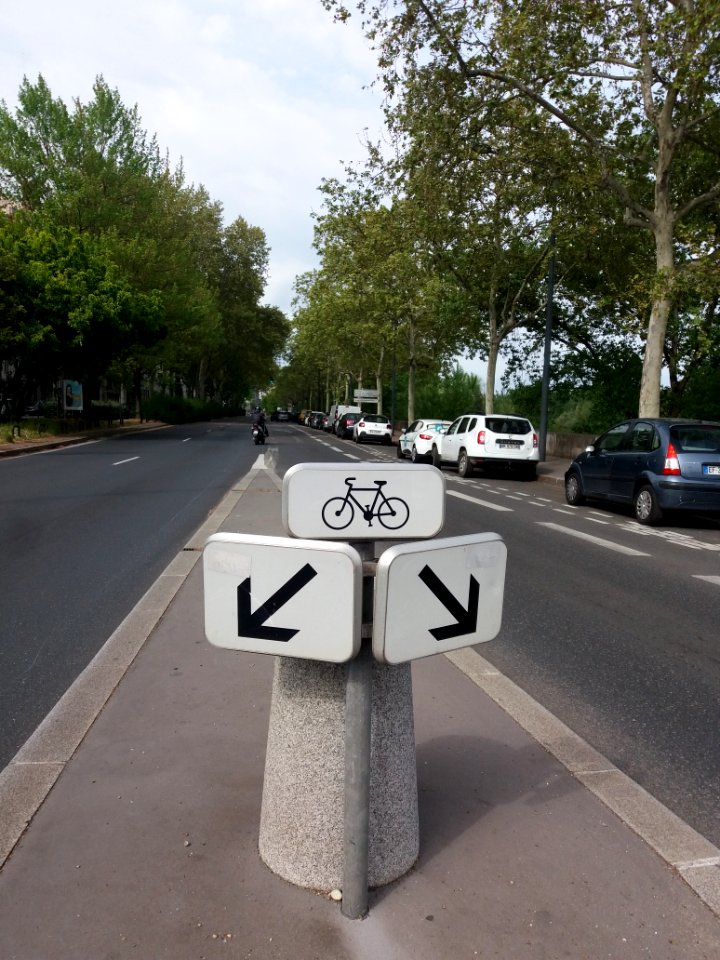 Lyon 4e - Cours d'Herbouville, panneaux pour les vélos