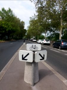 Lyon 4e - Cours d'Herbouville, panneaux pour les vélos