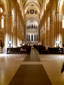 Lyon 5e - Cathédrale Saint-Jean, nef depuis le portail, en soirée
