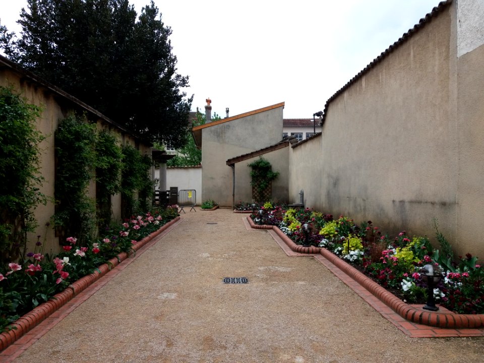 Lyon 4e - Jardin Rosa Mir, allée d'accès
