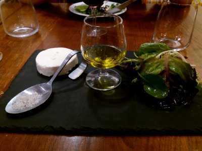 Lyon 4e - Bistrot des Voraces, fromage frais de brebis servi avec de l'huile d'olive AOC