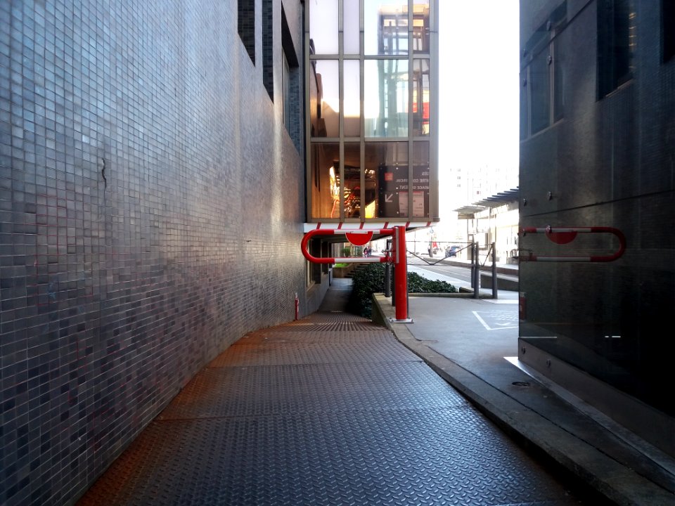 Lyon 3e - Rue Servient, petit passage le long de l'immeuble côté tramway