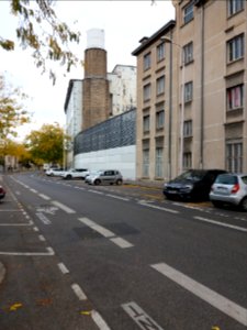 Lyon 3e - Rue Trarieux, vers l'est, cheminée de l'hôpital Édouard Herriot