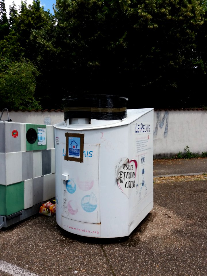 Lyon 5e - Boulevard des Castors, container de recyclage de vêtements fermé pendant le Covid-19