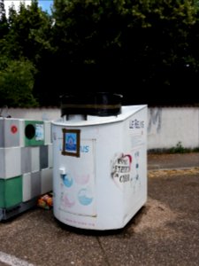 Lyon 5e - Boulevard des Castors, container de recyclage de vêtements fermé pendant le Covid-19