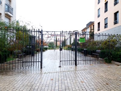 Lyon 4e - Clos Carret, portail d'entrée rue de Cuire