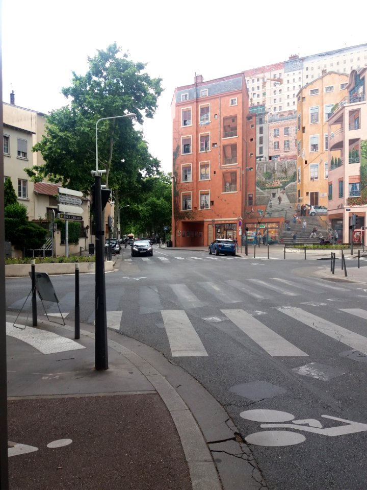 Lyon 4e - Boulevard des Canuts - Intersection avec la rue Denfert-Rochereau, en direction du mur des Canuts