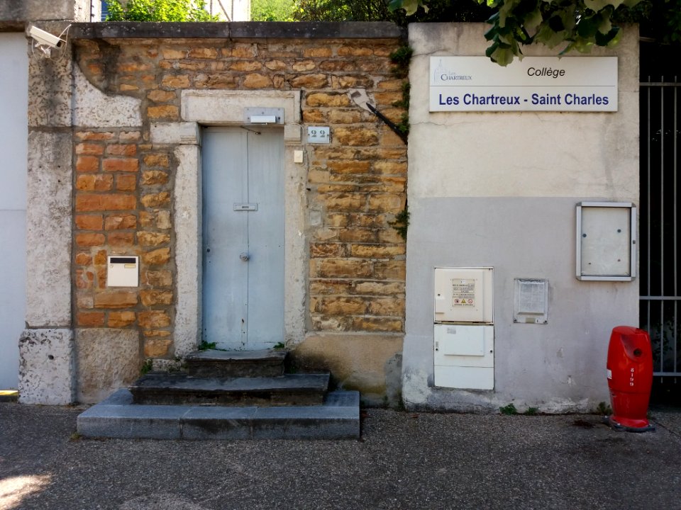 Lyon 4e - Rue André Bonin, porte du collège Saint Charles des Chartreux