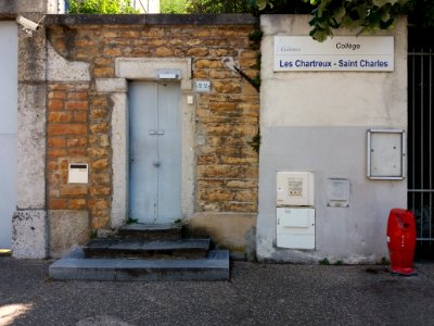 Lyon 4e - Rue André Bonin, porte du collège Saint Charles des Chartreux