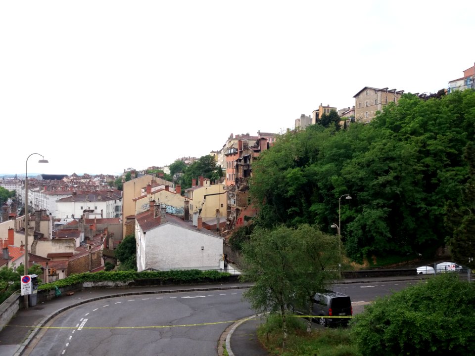 Lyon 4e - Montée Bonafous, depuis le passage des Gloriettes, demolission de l'immeuble qui a brûlé au numéro 7