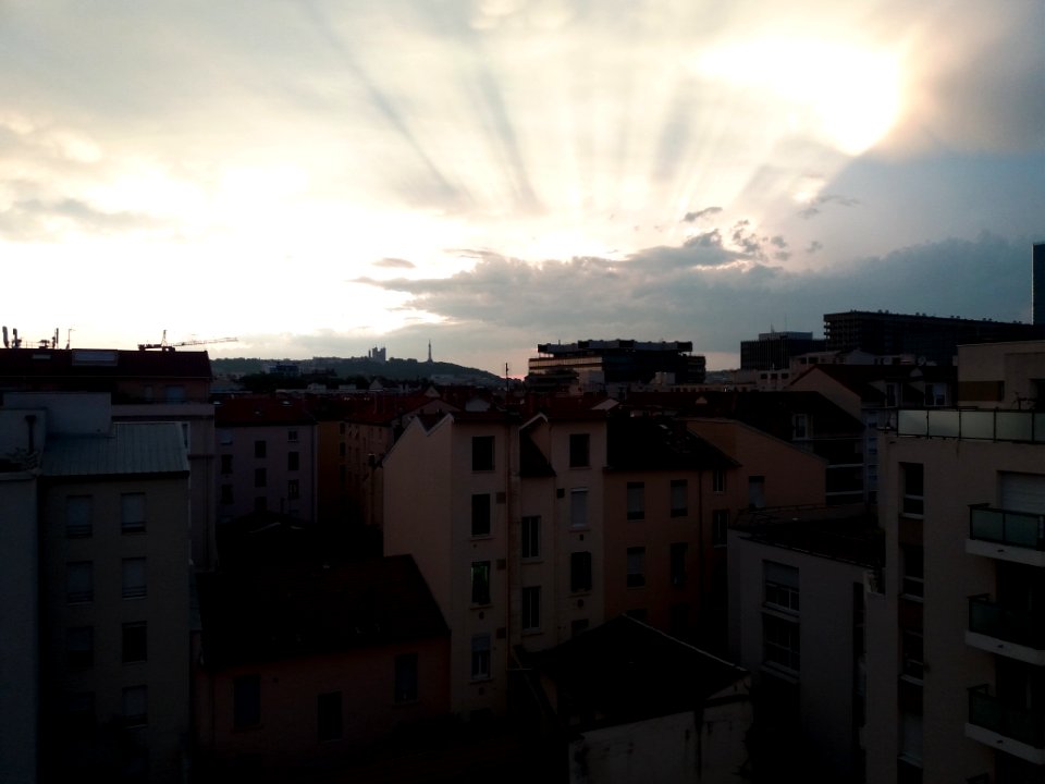 Lyon 3e - Rue Lavoisier - Vue sur la colline de Fourvière depuis un immeuble
