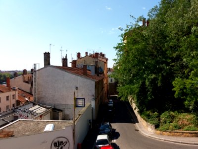 Lyon 4e - Montée Bonafous, en descendant vers le cours d'Herbouville, depuis le mur de la première boucle