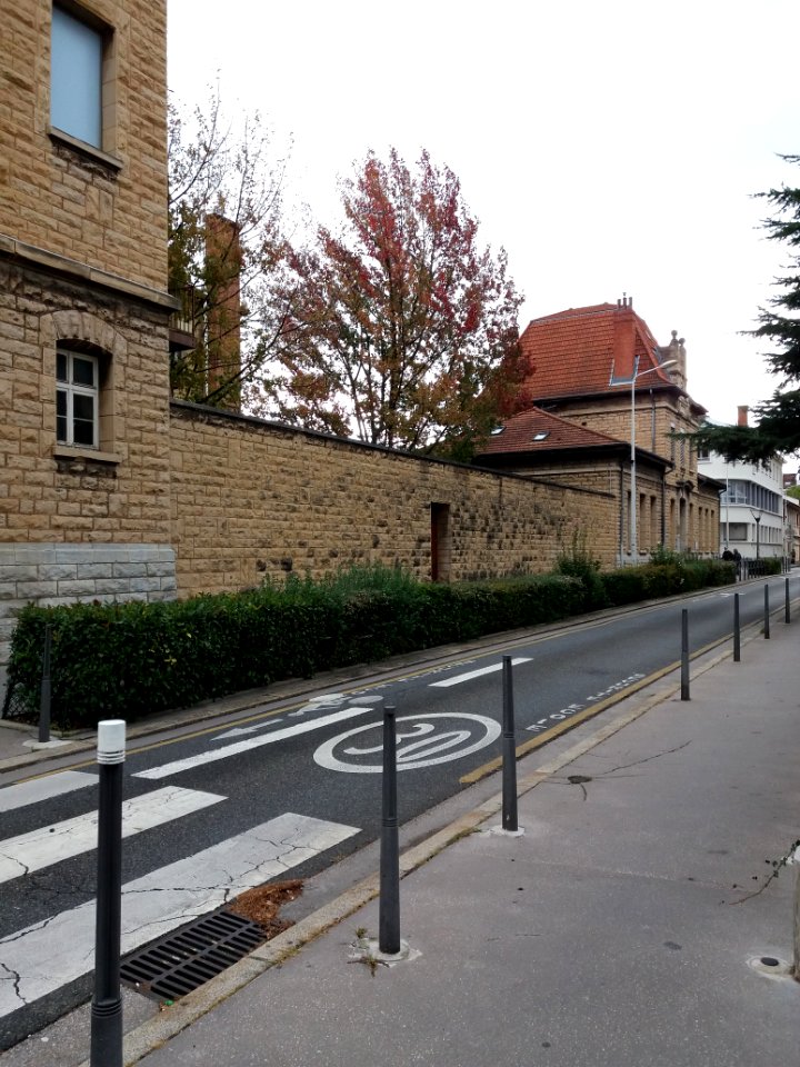 Lyon 3e - Rue Louis - Vers le sud, mur du groupe scolaire Anatole France
