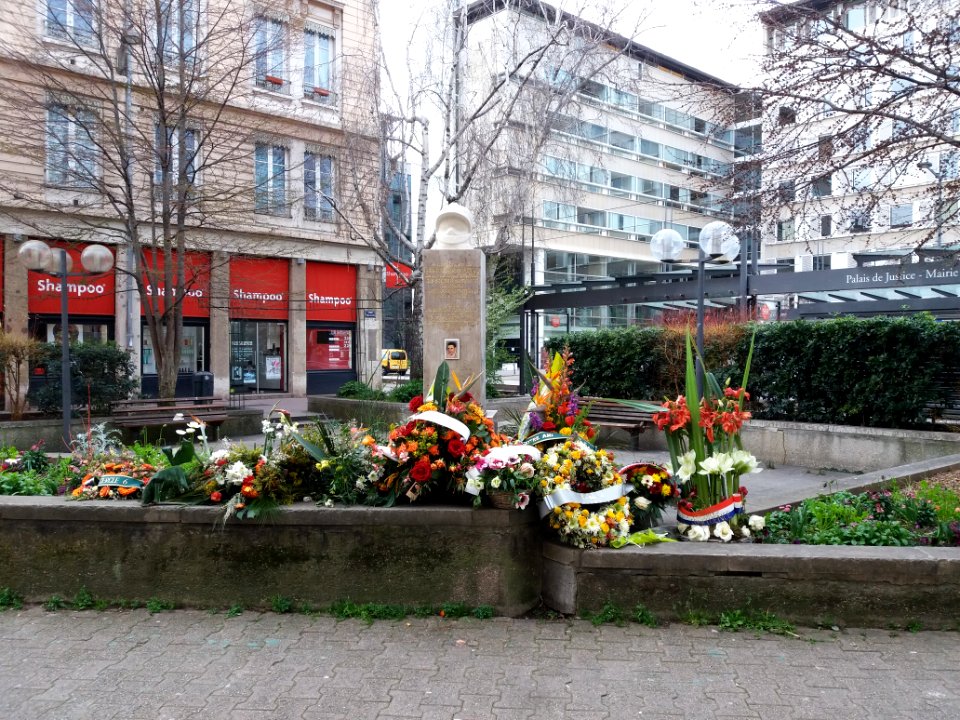 Lyon 3e - Rue Moncey - Mémorial à Stéphane Abbes, fleurs en 2020 quelques jours après la commémoration