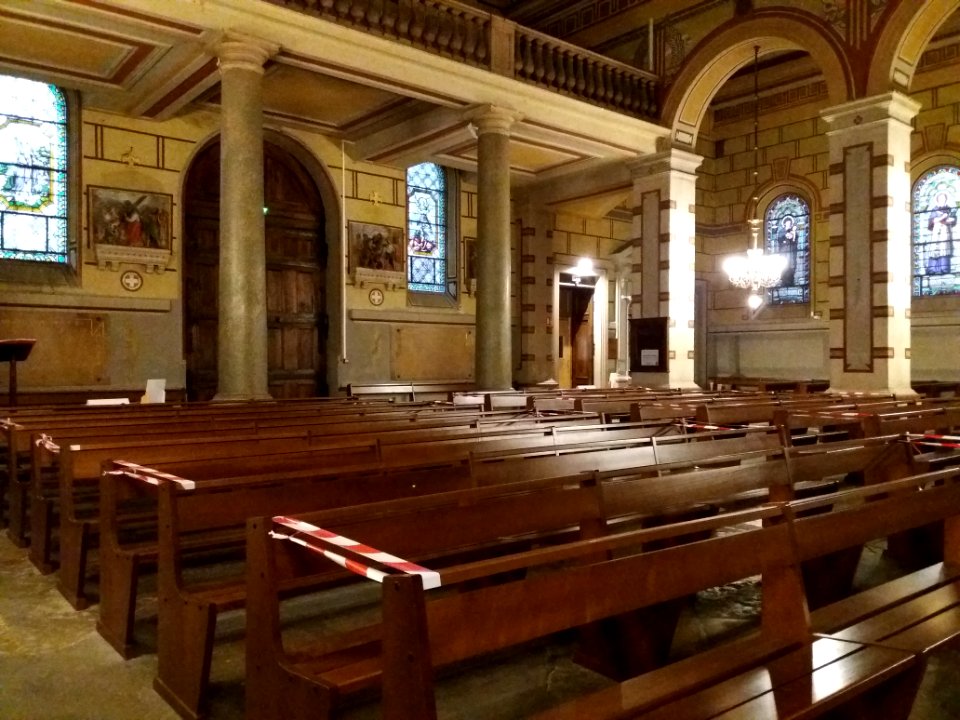 Lyon 4e - Église Saint-Denis de la Croix-Rousse, condamnation d'un rang sur deux pour distanciation