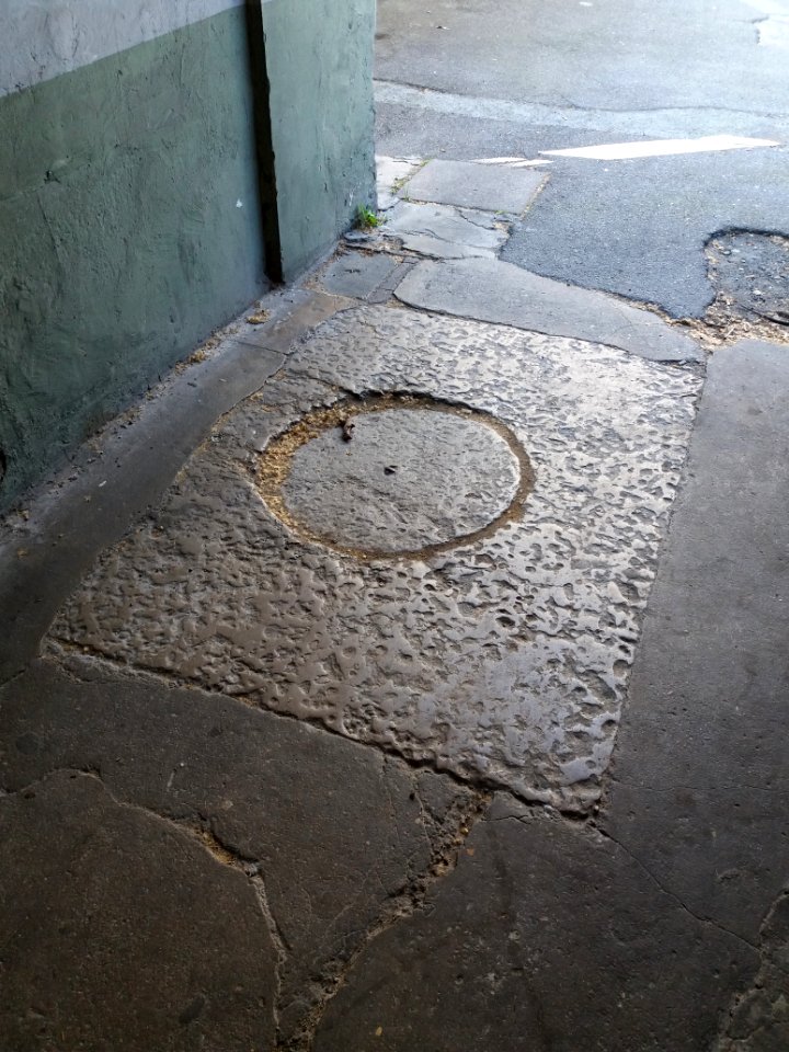 Lyon 4e - Rue Belfort, passage qui mène au numéro 45, plaque d'égout ancienne