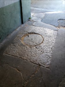 Lyon 4e - Rue Belfort, passage qui mène au numéro 45, plaque d'égout ancienne
