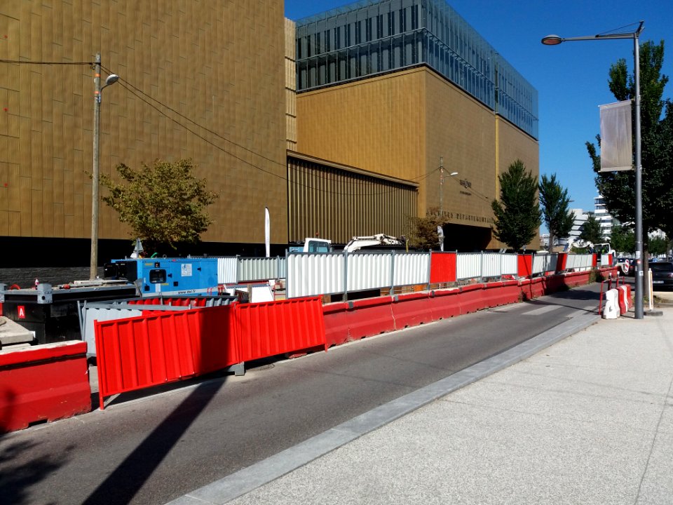 Lyon 3e - Rue Mouton-Duvernet, pose d'une canalisation reliant le parking LPA à la centrale de production de froid (1)
