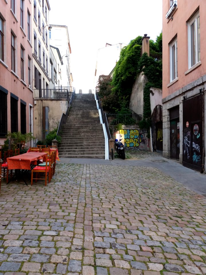 Lyon 4e - Place Saint Jacques, côté nord et l'escalier de la rue Jeanne-Marie Célu