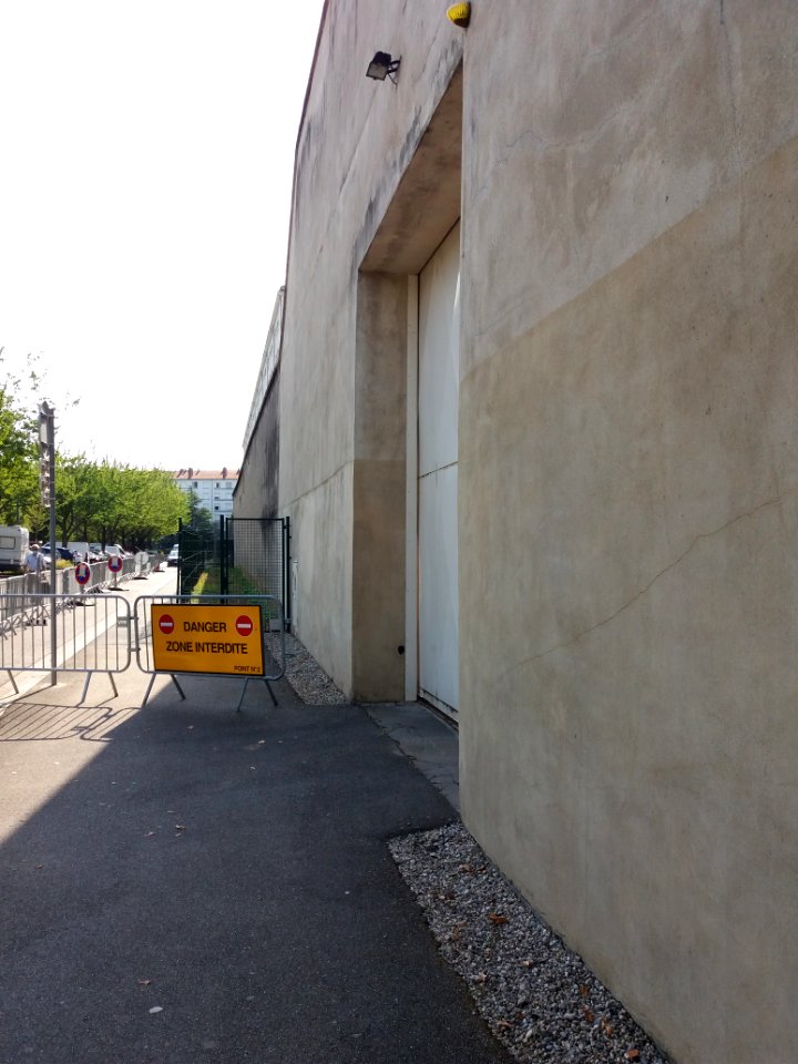 Lyon 3e - Rue Jeanne Hachette - Mur de la prison Montluc en position instable