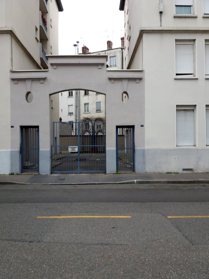 Lyon 3e - Rue Lavoisier, portail au numéro 3