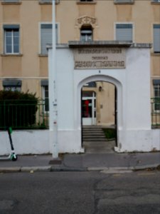 Lyon 3e - Rue Jeanne Koehler, porte du CROUS, maison Jacques Cavalier