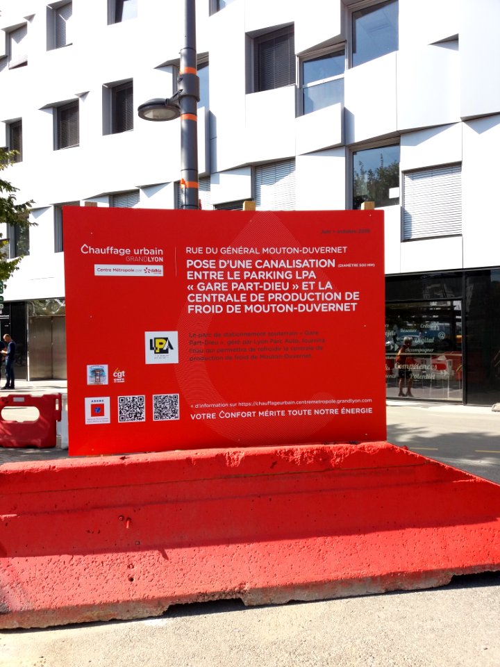 Lyon 3e - Rue Mouton-Duvernet, pose d'une canalisation reliant le parking LPA à la centrale de production de froid, plaque
