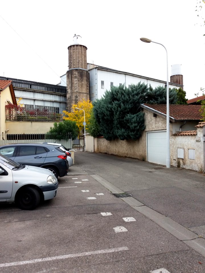 Lyon 3e - Rue Jean Bart, vue sur les cheminées de l'hôpital Édouard Herriot