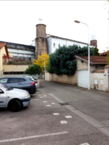 Lyon 3e - Rue Jean Bart, vue sur les cheminées de l'hôpital Édouard Herriot